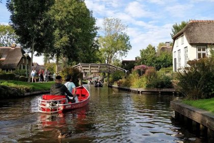Giethoorn water village