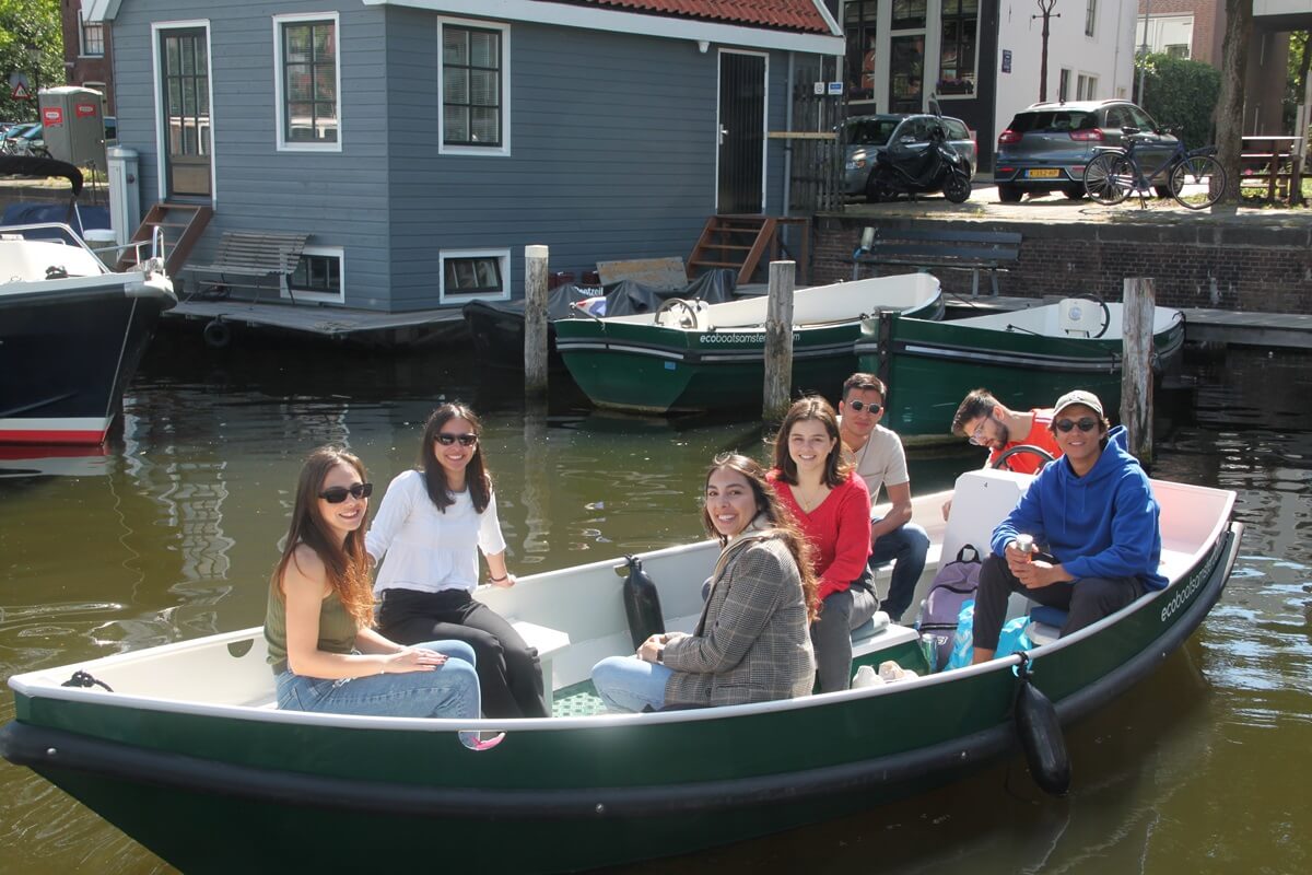 Eco Boats - boat rental - 4 Eco Boats - boat rental - 4 - group setting sail on a sunny day