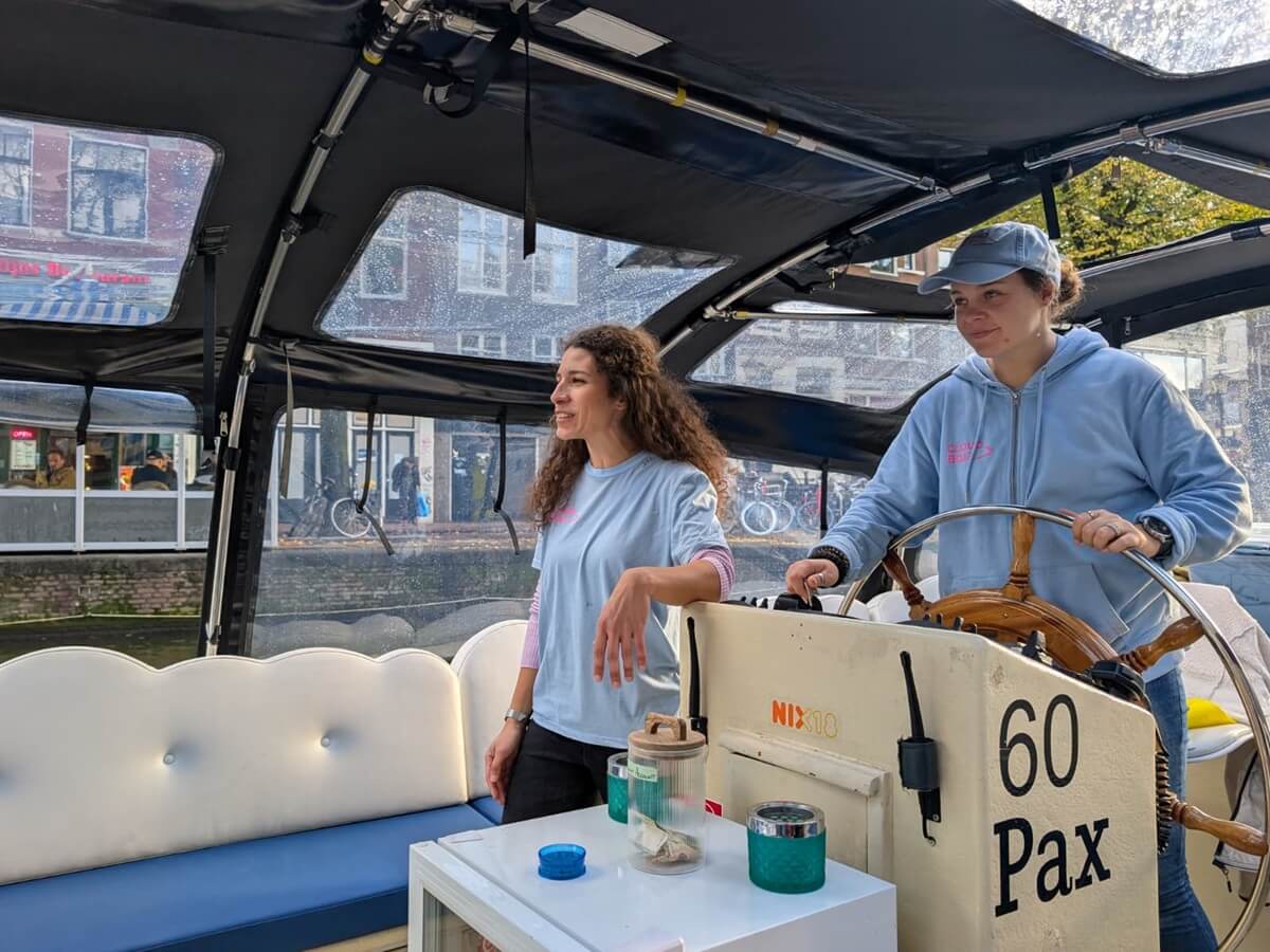Captain and hostess accomodating the Cloud Boat tour