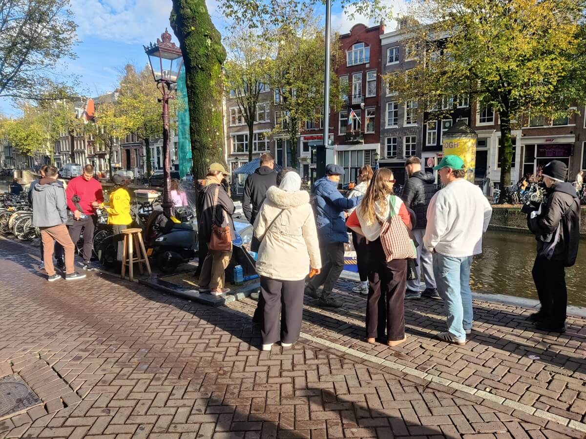 Hosts are awaiting passengers at the departure point of the Cloud Boat