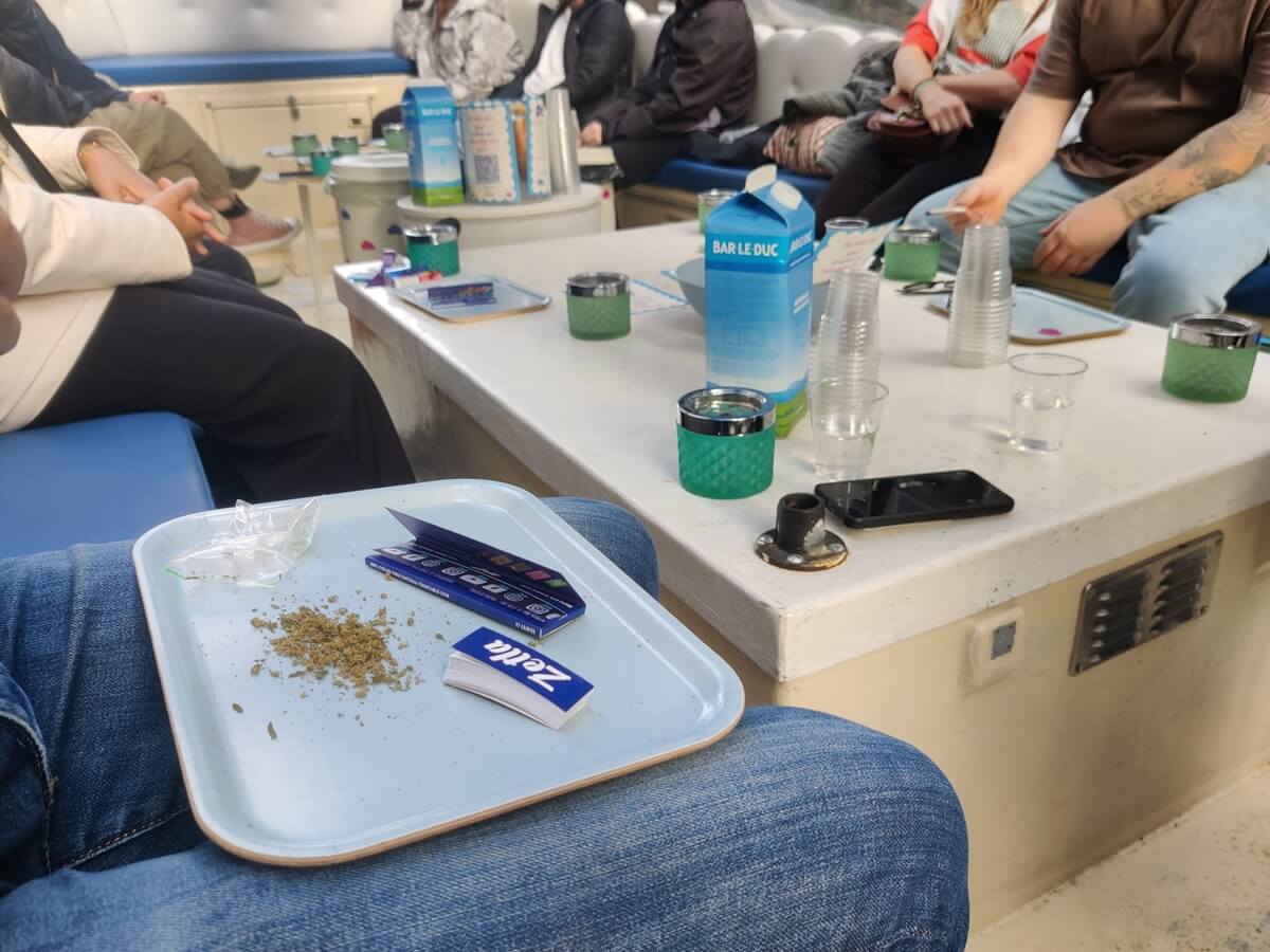 Rolling trays with smoking paper for rolling up