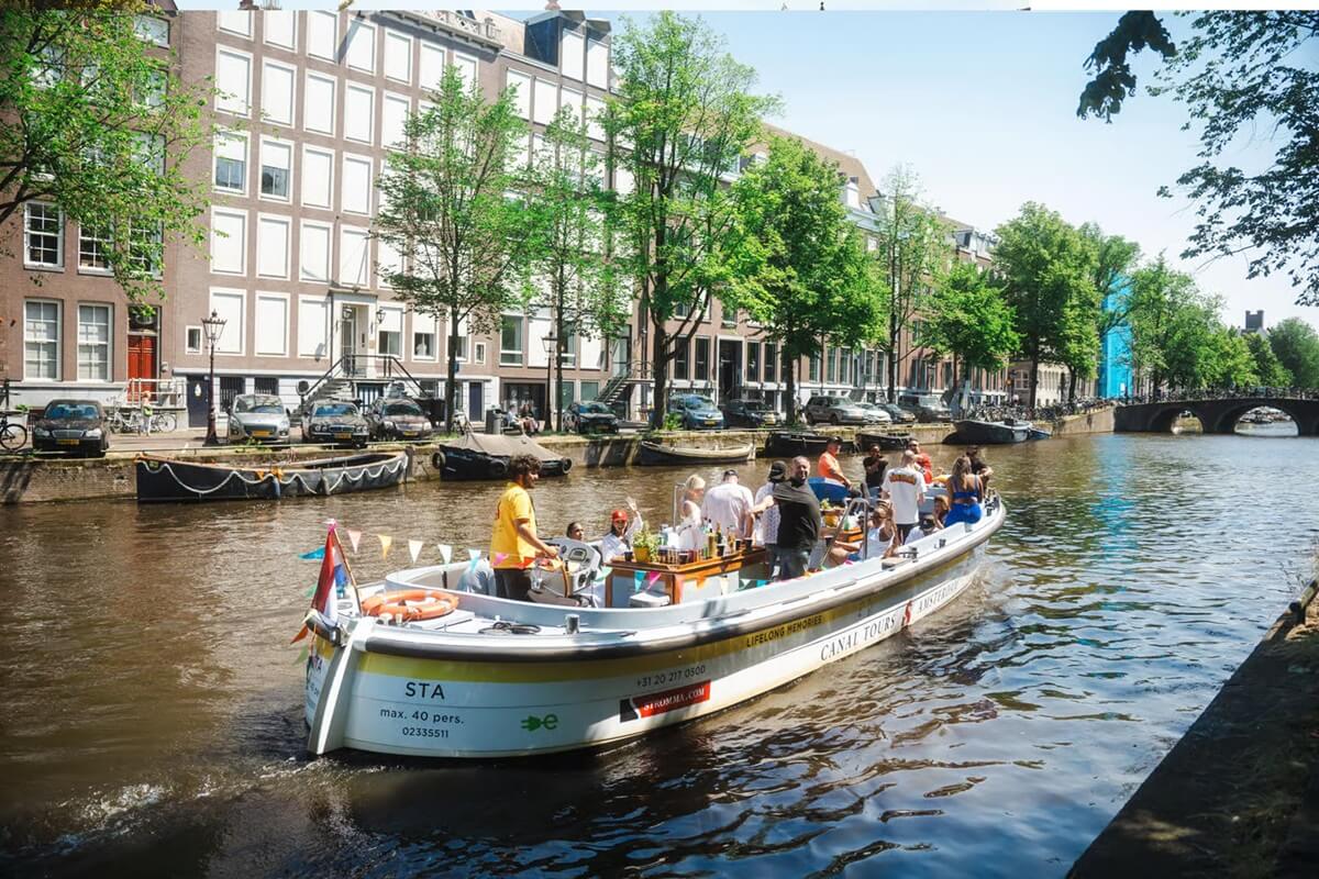 Deutsche Grachtenfahrt mit unbegrenzten Getranken Deutsche Grachtenfahrt mit unbegrenzten Getranken