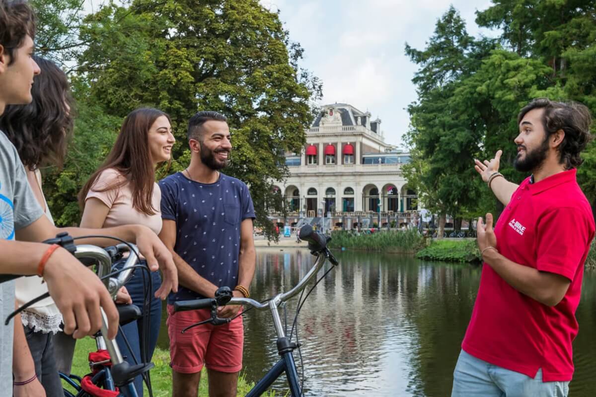 guide de tour à vélo privé expliquant dans le Vondelpark