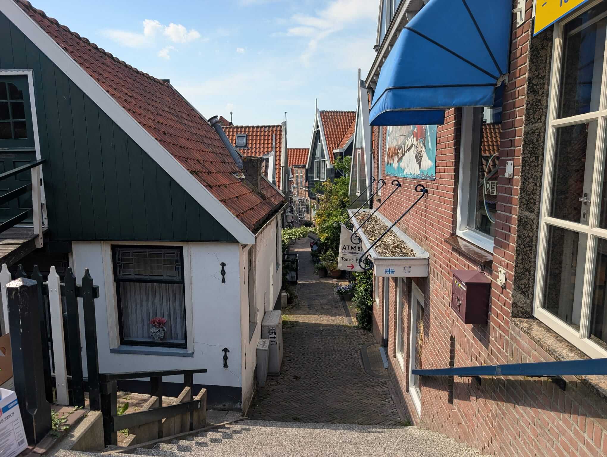 Bonito callejón en la calle del puerto de Volendam Bonito callejón en la calle del puerto de Volendam