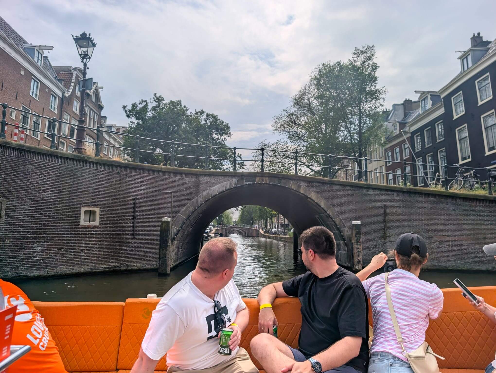 Passing by the famous 7 bridges spot during the Lovely cruise tour
