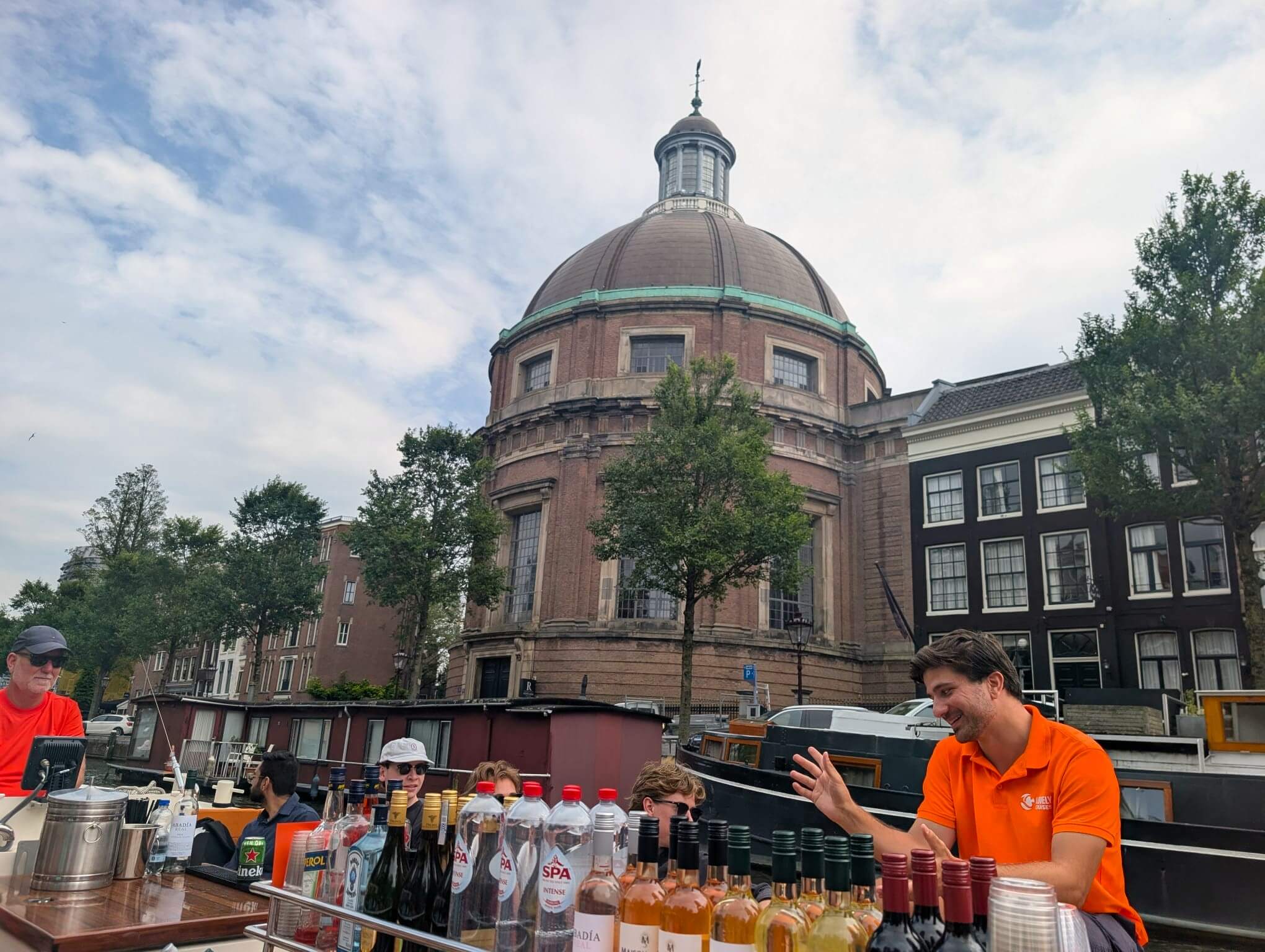 The host sharing stories while passing by the Koepelkerk