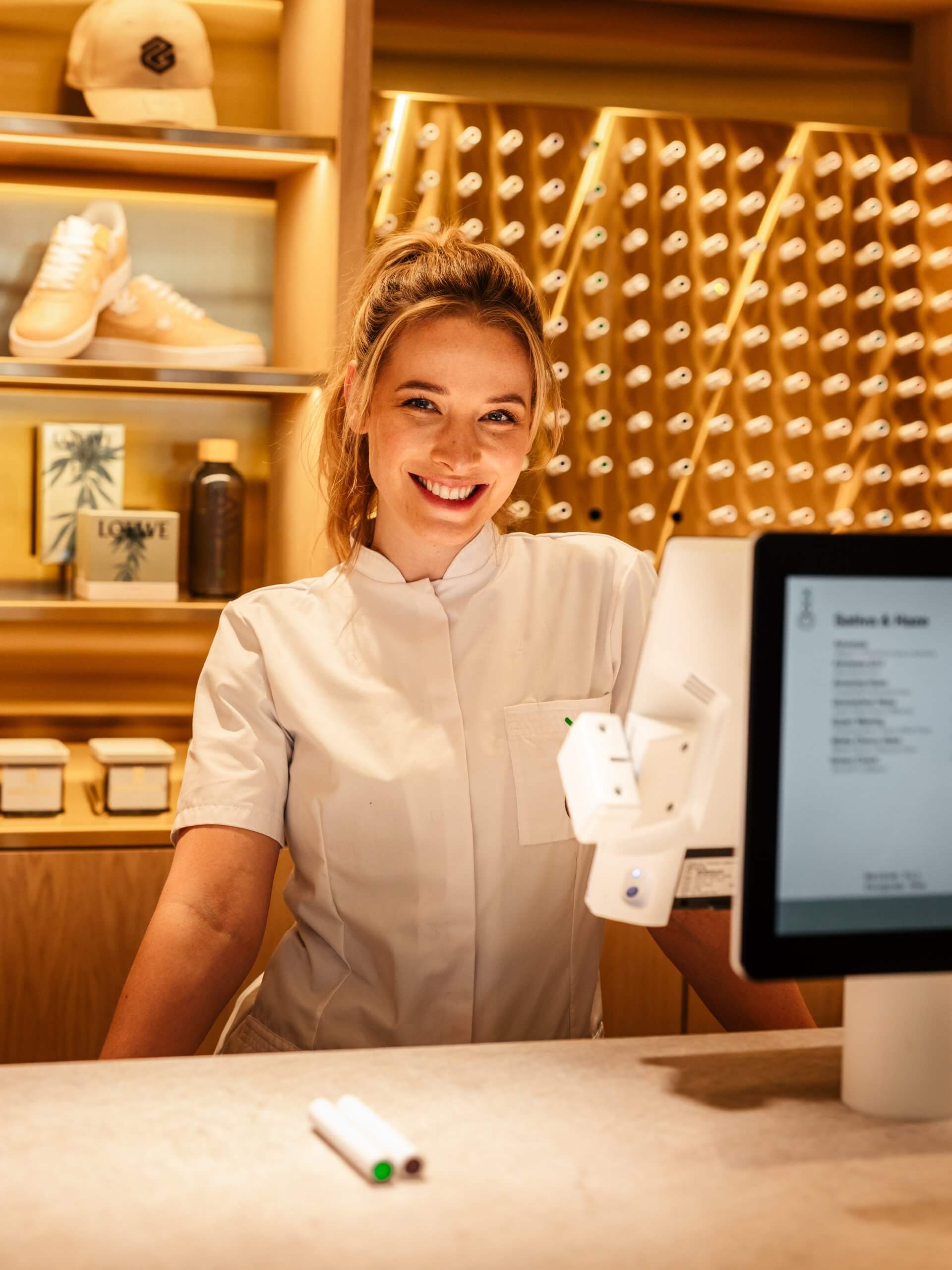 Budtender rubia sonriente bienvenido a la tienda